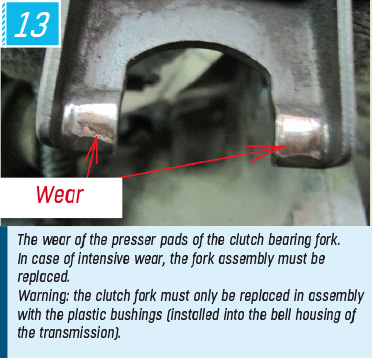 The wear of the presser pads of the clutch bearing fork. In case of intensive wear, the fork assembly must be replaced. Warning: the clutch fork must only be replaced in assembly with the plastic bushings (installed into the bell housing of the transmission). 